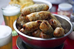 Vietnam, Hanoi, vietnamesische Frühlingsrollen und bia hoi Bier lizenzfreies stockbild Vietnam, Hanoi, vietnamesische Frühlingsrollen und bia hoi Bier lizenzfreies stockbild