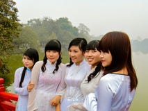 Vietnam-Mädchen in den Seidenkleidern, die im Nebel aufwerfen lizenzfreie stockfotos Vietnam-Mädchen in den Seidenkleidern, die im Nebel aufwerfen lizenzfreie stockfotos