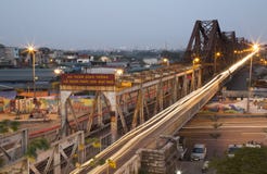 Vietnamese people riding motorcycles on Long Bien bridge Stock Photography Vietnamese people riding motorcycles on Long Bien bridge Stock Photography