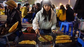 vietnamita vendedor venditore openluchtmarkt verkoper straatvoedsel girdle oudoor nam fritto fria sobremesa vietnamiana barrendero varkensvlees braadstuk eend cereale essiccato gamberetto