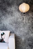 Vietnamesische oder chinesische weiße spheric Laterne über konkretem Hintergrund des Weinleseschmutzes mit Sofa und vietnamesisch lizenzfreies stockfoto Vietnamesische oder chinesische weiße spheric Laterne über konkretem Hintergrund des Weinleseschmutzes mit Sofa und vietnamesisch lizenzfreies stockfoto
