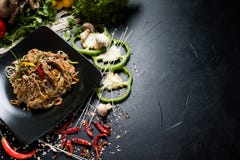 Vietnamesiskt nötkött för grönsak för nudel för kokkonstmatris royaltyfria bilder Vietnamesiskt nötkött för grönsak för nudel för kokkonstmatris royaltyfria bilder