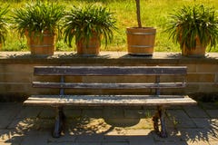 Vieux banc classique de parc fait de bois et fonte photos stock Vieux banc classique de parc fait de bois et fonte photos stock