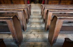 Vieux bancs à gradins en bois d'église de ci-dessus - image photo stock Vieux bancs à gradins en bois d'église de ci-dessus - image photo stock