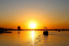 Vieux bateau de pirate de sailer, avec les voiles déchirées, au coucher du soleil photos stock Vieux bateau de pirate de sailer, avec les voiles déchirées, au coucher du soleil photos stock