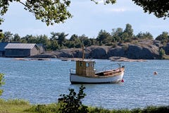 Vieux bateau en bois à l'ancre dans Karingsund, archipel d'Aland photographie stock Vieux bateau en bois à l'ancre dans Karingsund, archipel d'Aland photographie stock