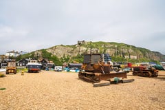 Vieux bateaux et bouteur de fishermans sur le bord de mer dans Hastings vieux t photos libres de droits Vieux bateaux et bouteur de fishermans sur le bord de mer dans Hastings vieux t photos libres de droits