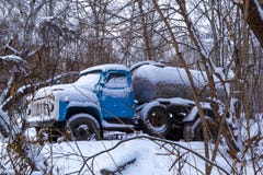 Vieux camion de Milou abandonné dans la forêt d'hiver photos stock Vieux camion de Milou abandonné dans la forêt d'hiver photos stock