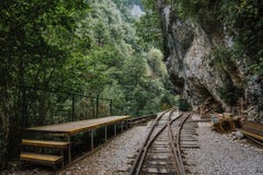Vieux chemin de fer ou route de chemin de fer dans le paysage de montagne Photographie stock libre de droits Vieux chemin de fer ou route de chemin de fer dans le paysage de montagne Photographie stock libre de droits