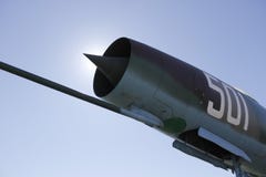 Vieux combattant du Soviétique Su-22 de dessous photographie stock Vieux combattant du Soviétique Su-22 de dessous photographie stock