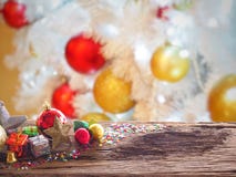 Vieux conseil et décorations en bois dans l'espace disponible pour placer des objets Conce de décoration de Noël de tache floue d Photos stock Vieux conseil et décorations en bois dans l'espace disponible pour placer des objets Conce de décoration de Noël de tache floue d Photos stock
