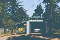 Vieux cru parking dans un petit garage à côté d'a se connectent une barrière qui indique photographie stock Vieux cru parking dans un petit garage à côté d'a se connectent une barrière qui indique photographie stock