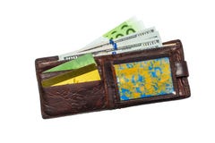 Vieux en cuir de portefeuille porté avec des centaines et des cartes de crédit, d'isolement sur le fond blanc Copiez la pâte photos stock Vieux en cuir de portefeuille porté avec des centaines et des cartes de crédit, d'isolement sur le fond blanc Copiez la pâte photos stock