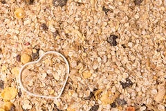 Vieux fond de muesli de style campagnard, cuvette en forme de coeur photographie stock Vieux fond de muesli de style campagnard, cuvette en forme de coeur photographie stock