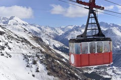 Vieux funiculaire au mont Elbrouz un hiver ensoleillé photo libre de droits Vieux funiculaire au mont Elbrouz un hiver ensoleillé photo libre de droits