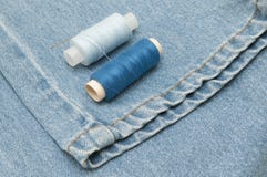 Vieux jeans déchirés sur un fond de toile de jute Photographie stock libre de droits Vieux jeans déchirés sur un fond de toile de jute Photographie stock libre de droits