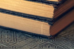 Vieux livres us?s empil?s sur la fin ext?rieure texturis?e image libre de droits Vieux livres us?s empil?s sur la fin ext?rieure texturis?e image libre de droits