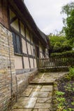 Vieux maison et jardin médiévaux de cottage photos stock Vieux maison et jardin médiévaux de cottage photos stock