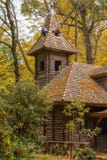 Vieux moulin à eau en bois dans la forêt à l'automne Photo stock Vieux moulin à eau en bois dans la forêt à l'automne Photo stock