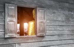 Vieux mur en bois avec la fenêtre à l'intérieur, il y a un Bouddha représentant le Bouddha photographie stock Vieux mur en bois avec la fenêtre à l'intérieur, il y a un Bouddha représentant le Bouddha photographie stock
