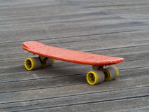 Vieux panneau de patin sur la surface en bois photo stock Vieux panneau de patin sur la surface en bois photo stock