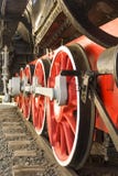 Vieux plan rapproché rouge de roues de locomotive à vapeur photographie stock libre de droits Vieux plan rapproché rouge de roues de locomotive à vapeur photographie stock libre de droits