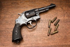 Vieux revolver rouillé de police militaire image stock Vieux revolver rouillé de police militaire image stock
