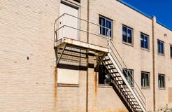 Vieux Rusty Stairs sur l'immeuble de brique images stock Vieux Rusty Stairs sur l'immeuble de brique images stock