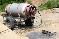 Vieux réservoir de propane sur la remorque à une station service photos libres de droits Vieux réservoir de propane sur la remorque à une station service photos libres de droits