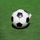 Vieux, sale plan rapproché déchiré en lambeaux de ballon de football Boule noire et blanche classique traditionnelle du football Photographie stock libre de droits Vieux, sale plan rapproché déchiré en lambeaux de ballon de football Boule noire et blanche classique traditionnelle du football Photographie stock libre de droits