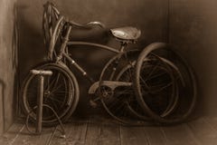 Vieux service de difficulté de vélo avec la pompe sur le plancher en bois image libre de droits Vieux service de difficulté de vélo avec la pompe sur le plancher en bois image libre de droits