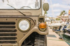 Vieux SUV est vis-à-vis des yachts de luxe d'investisseur images libres de droits Vieux SUV est vis-à-vis des yachts de luxe d'investisseur images libres de droits