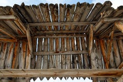 Vieux toit en bois dans un village russe à distance photos stock Vieux toit en bois dans un village russe à distance photos stock
