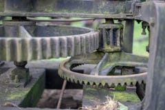 Vieux trains rouillés La vitesse roule dedans l'équipement agricole photos libres de droits Vieux trains rouillés La vitesse roule dedans l'équipement agricole photos libres de droits