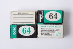 Vieux type 135 boxe de 35mm de film de photo image stock Vieux type 135 boxe de 35mm de film de photo image stock
