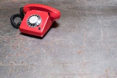 Vieux téléphone rouge sur la table - téléphone de vintage sur le bureau Photographie stock Vieux téléphone rouge sur la table - téléphone de vintage sur le bureau Photographie stock