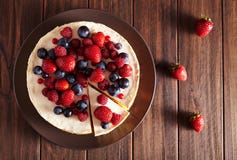 Viev superior Pastel de queso cremoso hecho en casa delicioso de Nueva York del mascarpone con las bayas en la tabla de madera os foto de archivo libre de regalías Viev superior Pastel de queso cremoso hecho en casa delicioso de Nueva York del mascarpone con las bayas en la tabla de madera os foto de archivo libre de regalías
