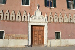 Ancient house with enormous wooden main door at the Italian Venice seafront of the Venice lagoon. royalty free stock images Ancient house with enormous wooden main door at the Italian Venice seafront of the Venice lagoon. royalty free stock images