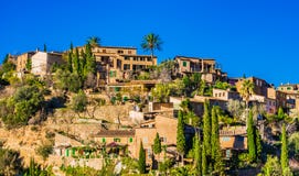 Vila bonita Deia na ilha de Majorca, Espanha foto de stock royalty free Vila bonita Deia na ilha de Majorca, Espanha foto de stock royalty free