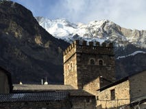 Vila de Benasque com a montanha nevado no fundo fotografia de stock Vila de Benasque com a montanha nevado no fundo fotografia de stock