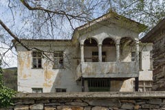 Vila de Kosovo com as casas do século XIX autênticas, Bulgária imagens de stock Vila de Kosovo com as casas do século XIX autênticas, Bulgária imagens de stock