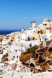 Vila de Oia com moinho de vento Santorini, Greece imagens de stock royalty free Vila de Oia com moinho de vento Santorini, Greece imagens de stock royalty free