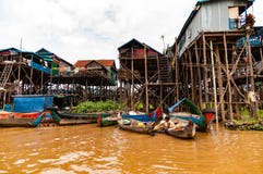 Vila do pernas de pau perto do lago sap de Tonle, Camboja, Indochina foto de stock Vila do pernas de pau perto do lago sap de Tonle, Camboja, Indochina foto de stock