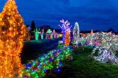 Vila em luzes de Natal coloridas fotografia de stock Vila em luzes de Natal coloridas fotografia de stock