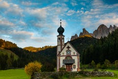 Vila na frente do Geisler, Val di Funes de Santa Maddalena, Itália, Europa imagem de stock Vila na frente do Geisler, Val di Funes de Santa Maddalena, Itália, Europa imagem de stock