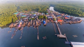 Village aérien de pêcheur en sud de Phang Nga Photo libre de droits Village aérien de pêcheur en sud de Phang Nga Photo libre de droits
