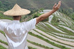 Villageois asiatique dans les terrasses asiatiques de riz images stock Villageois asiatique dans les terrasses asiatiques de riz images stock