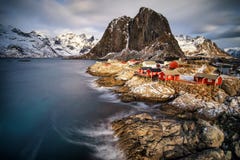 Villaggio della capanna di pesca in Hamnoy, Norvegia Fotografia Stock Villaggio della capanna di pesca in Hamnoy, Norvegia Fotografia Stock