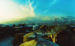 Villaggio di tramonto della montagna fotografia stock Villaggio di tramonto della montagna fotografia stock