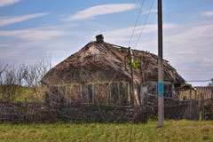 Villaggio russo abbandonato Rovine della casa rurale con il tetto ricoperto di paglia Fotografia Stock Libera da Diritti Villaggio russo abbandonato Rovine della casa rurale con il tetto ricoperto di paglia Fotografia Stock Libera da Diritti